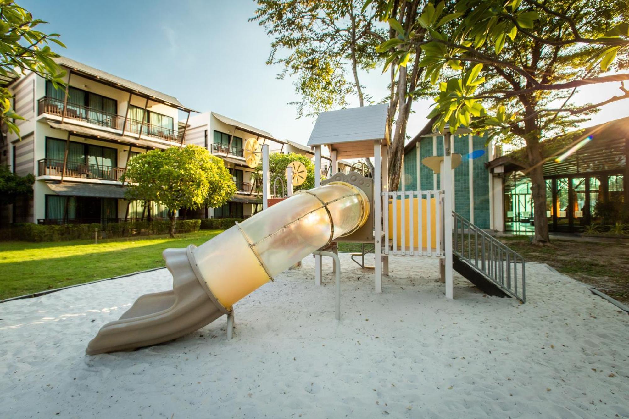 Bangsaen Heritage Hotel - SHA Plus Certified Eksteriør billede